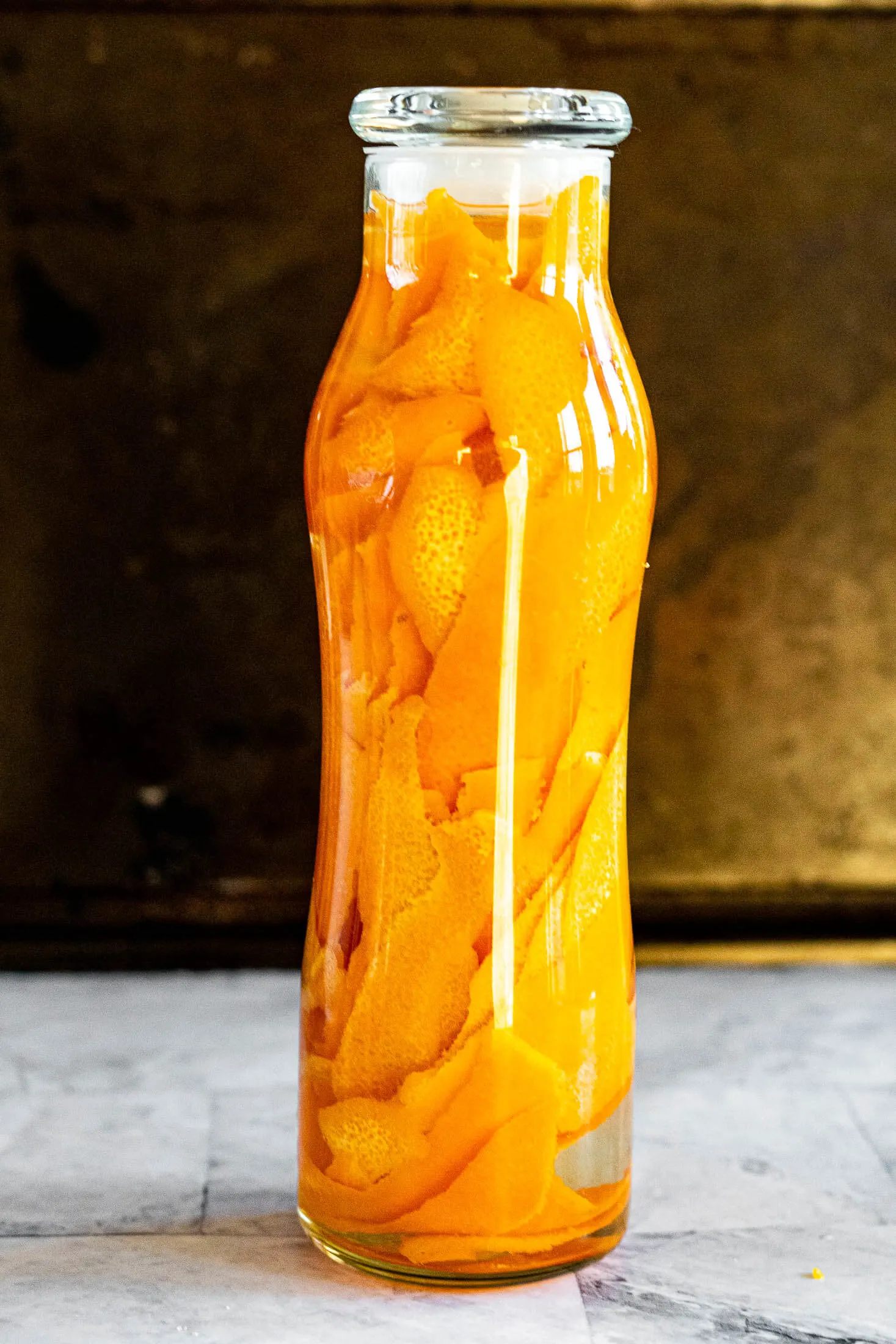 Steeping orange vinegar.