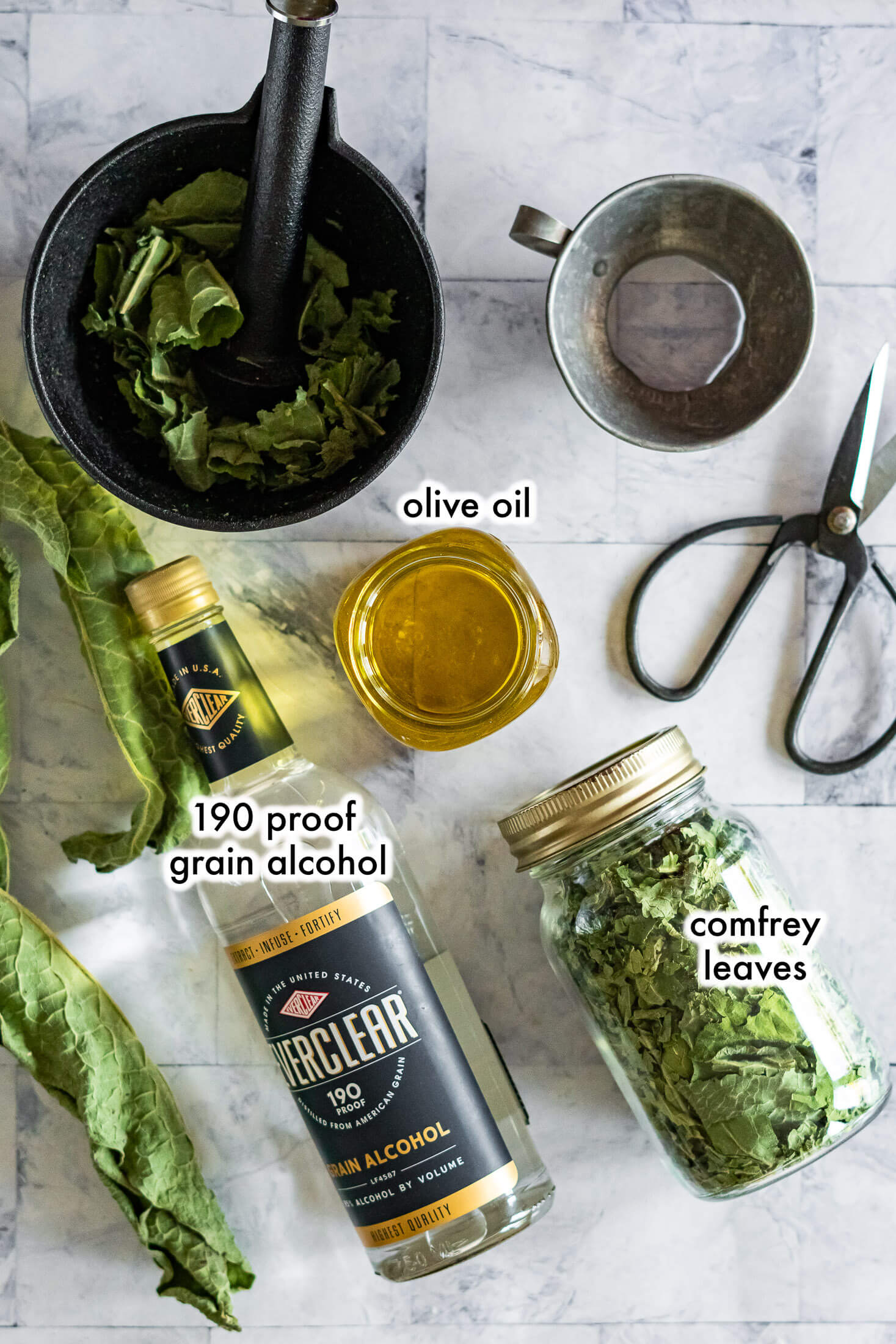 Ingredients required to make comfrey oil at home. 
